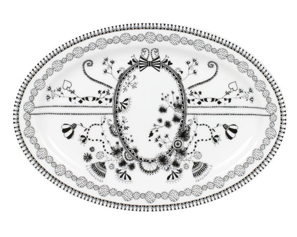 Black white porcelain toile serving platter

A study in detail, this sophisticated white and black serving platter mixes modern femininity, high fashion, and enchanting illustrative floral designs with a hint of naiveté. 
