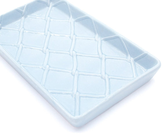  For the hostess who wants to exude effortless elegance every day, our paper guest towel trays our are a must-have addition to any entertaining arsenal. Whether you’re hosting a small gathering or a large brunch, these trays add an air of sophistication that won’t go unnoticed. Plus, they pair perfectly with our paper guest towels and other textured home decor for added convenience! 