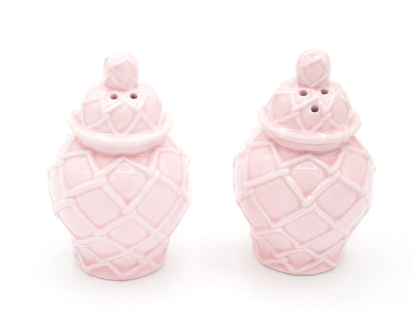 Light pink salt & pepper shaker set

Add elegance, texture and a timeless appeal to your next dinner party with this salt and pepper shaker set. Perfect for afternoon tea, bridal showers or birthday parties, these shakers are sure to impress. Not only are they boxed for easy gifting, but they match back to a countless number of textured pieces for easy mix-and-matching! Make every tablescape memorable with this set. 

Materials:
Ceramic