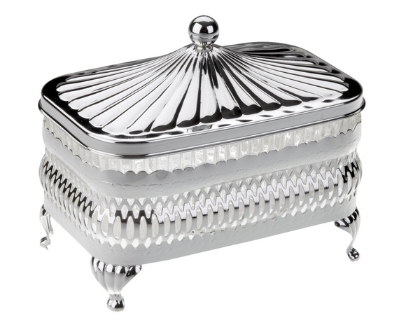 Queen Anne oblong silver butter dish

Romance the ordinary with this gorgeous butter dish. It features a silver-plated design, raised feet, and a coordinating lid. This piece would be perfect for a wedding gift.

Materials:
Metal

Dimensions:
4 1/4